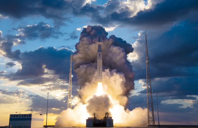 Cina, lanciati con successo cinque satelliti
